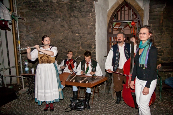 PERNŠTÝNSKÁ NOC - Pod zelenou bránou PERNŠTÝNSKÁ NOC - Pod zelenou bránou