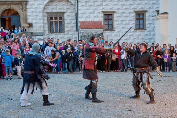 PERNŠTÝNSKÁ NOC - Zámek šerm, kejklíři