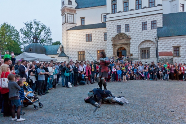 PERNŠTÝNSKÁ NOC - Zámek šerm, kejklíři