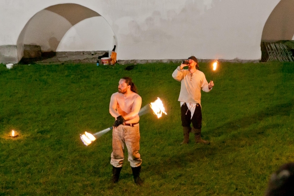 PERNŠTÝNSKÁ NOC - Zámek šerm, kejklíři