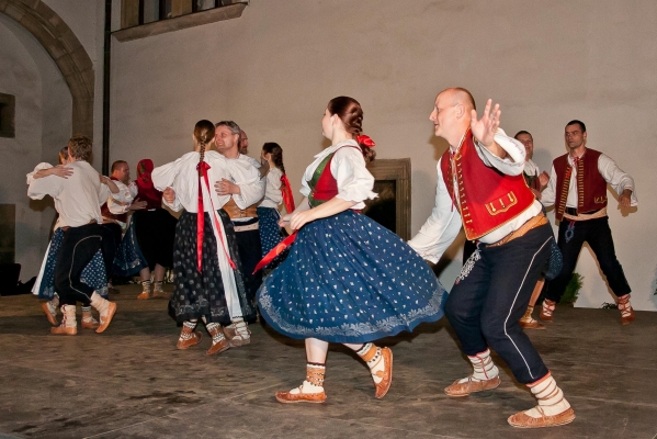 PERNŠTÝNSKÁ NOC - Zámek tanec PERNŠTÝNSKÁ NOC - Zámek tanec