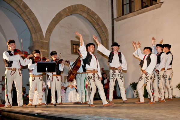PERNŠTÝNSKÁ NOC - Zámek tanec PERNŠTÝNSKÁ NOC - Zámek tanec