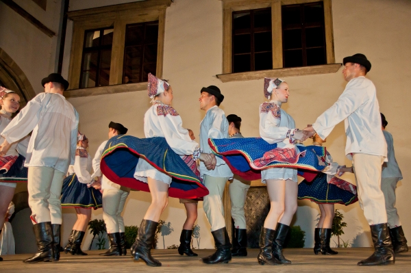 PERNŠTÝNSKÁ NOC - Zámek tanec PERNŠTÝNSKÁ NOC - Zámek tanec