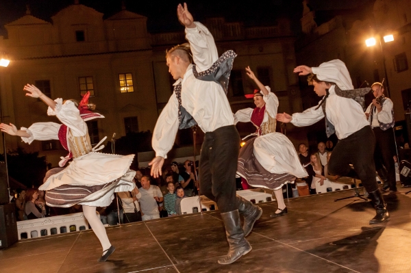 PERNŠTÝNSKÁ NOC - Vystoupení náměstí PERNŠTÝNSKÁ NOC - Vystoupení náměstí