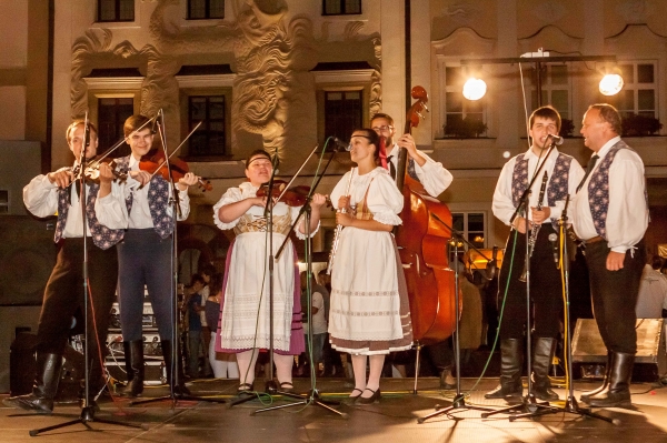PERNŠTÝNSKÁ NOC - Vystoupení náměstí PERNŠTÝNSKÁ NOC - Vystoupení náměstí