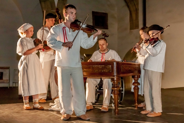 PERNŠTÝNSKÁ NOC - ZÁMEK VNITŘNÍ NÁDVOŘÍ PERNŠTÝNSKÁ NOC - ZÁMEK VNITŘNÍ NÁDVOŘÍ