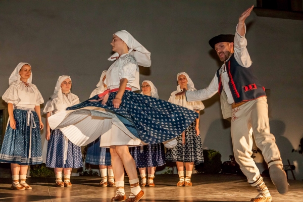 PERNŠTÝNSKÁ NOC - ZÁMEK VNITŘNÍ NÁDVOŘÍ PERNŠTÝNSKÁ NOC - ZÁMEK VNITŘNÍ NÁDVOŘÍ