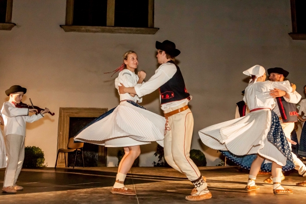 PERNŠTÝNSKÁ NOC - ZÁMEK VNITŘNÍ NÁDVOŘÍ