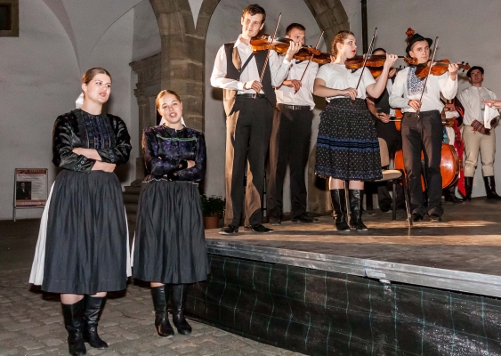 PERNŠTÝNSKÁ NOC - ZÁMEK VNITŘNÍ NÁDVOŘÍ