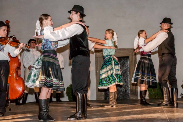 PERNŠTÝNSKÁ NOC - ZÁMEK VNITŘNÍ NÁDVOŘÍ PERNŠTÝNSKÁ NOC - ZÁMEK VNITŘNÍ NÁDVOŘÍ