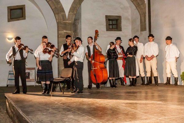 PERNŠTÝNSKÁ NOC - ZÁMEK VNITŘNÍ NÁDVOŘÍ PERNŠTÝNSKÁ NOC - ZÁMEK VNITŘNÍ NÁDVOŘÍ