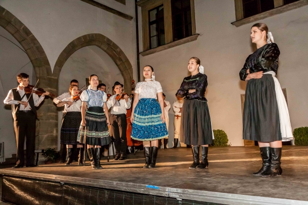 PERNŠTÝNSKÁ NOC - ZÁMEK VNITŘNÍ NÁDVOŘÍ PERNŠTÝNSKÁ NOC - ZÁMEK VNITŘNÍ NÁDVOŘÍ