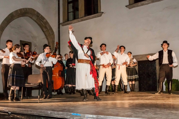 PERNŠTÝNSKÁ NOC - ZÁMEK VNITŘNÍ NÁDVOŘÍ