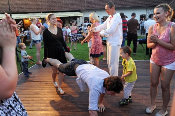 PŘIJĎTE POBEJT