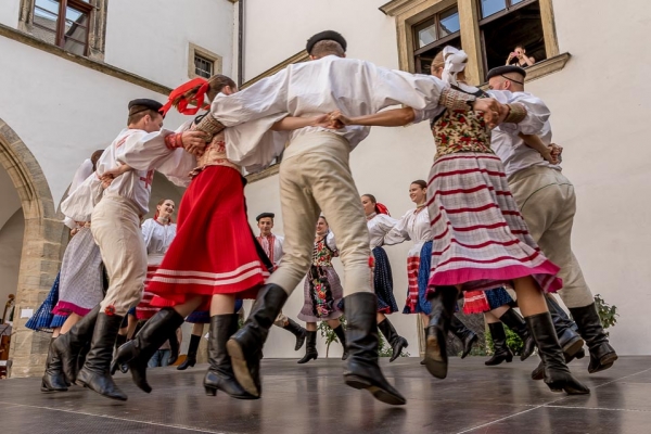 ROZMLOUVÁNÍ NA ZÁMKU ROZMLOUVÁNÍ NA ZÁMKU