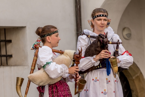 ROZMLOUVÁNÍ NA ZÁMKU ROZMLOUVÁNÍ NA ZÁMKU