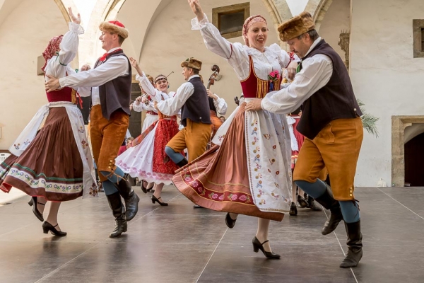 ROZMLOUVÁNÍ NA ZÁMKU ROZMLOUVÁNÍ NA ZÁMKU