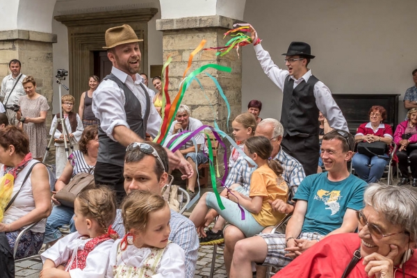 ROZMLOUVÁNÍ NA ZÁMKU ROZMLOUVÁNÍ NA ZÁMKU