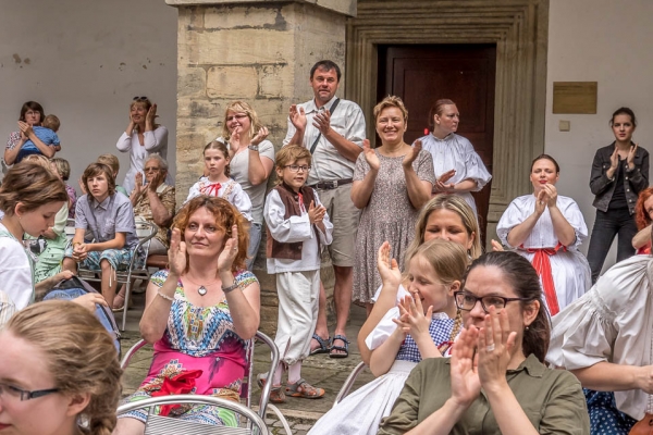 ROZMLOUVÁNÍ NA ZÁMKU ROZMLOUVÁNÍ NA ZÁMKU