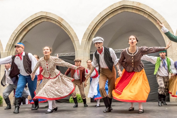 ROZMLOUVÁNÍ NA ZÁMKU ROZMLOUVÁNÍ NA ZÁMKU