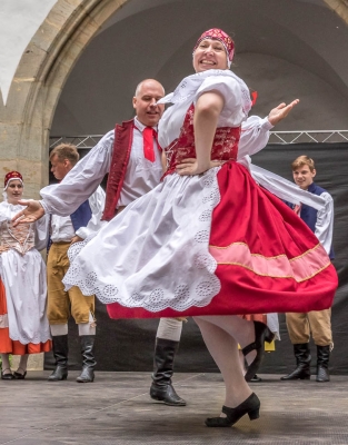 ROZMLOUVÁNÍ NA ZÁMKU ROZMLOUVÁNÍ NA ZÁMKU