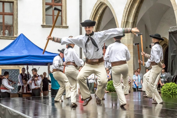 ROZMLOUVÁNÍ NA ZÁMKU ROZMLOUVÁNÍ NA ZÁMKU