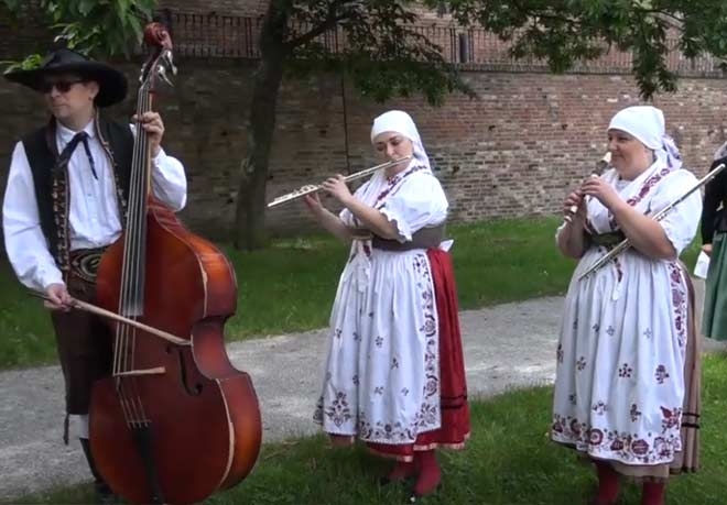 Na hradeckém rynku, Scénický pořad a Přijďte pobejt Piletice