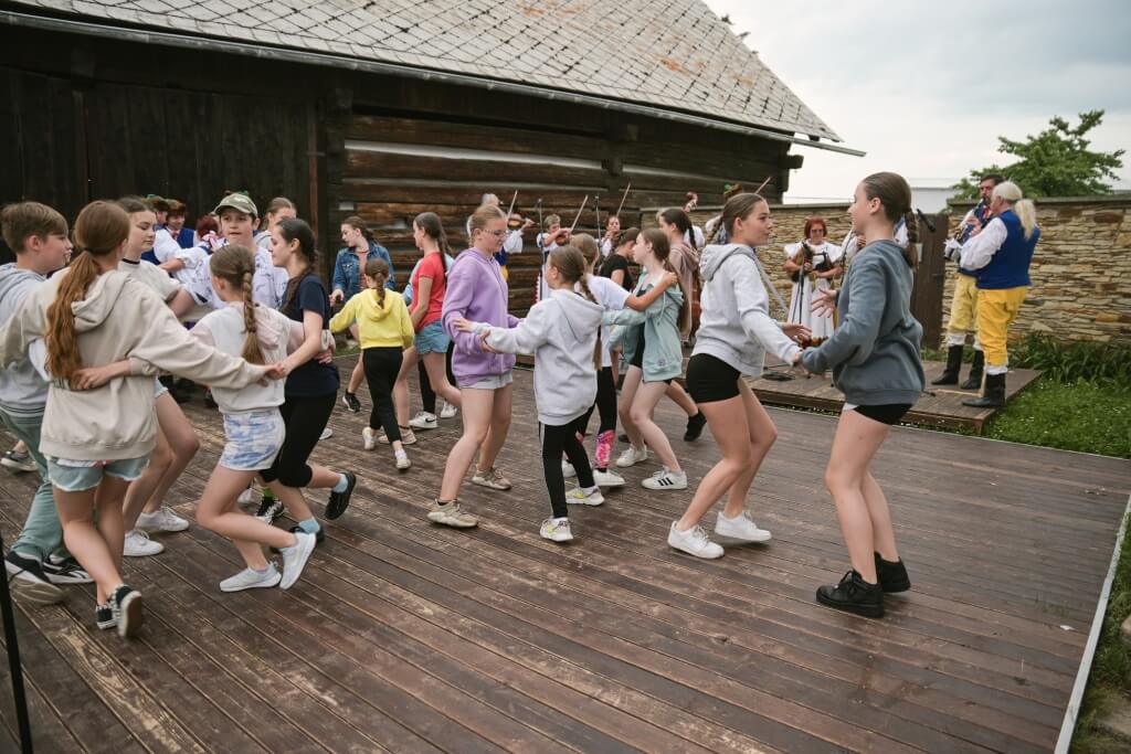 Přijďte pobejt aneb smyslů plný večer