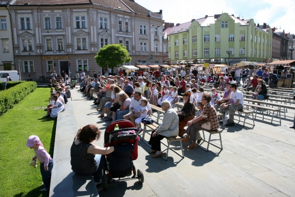 NA HRADECKÉM RYNKU