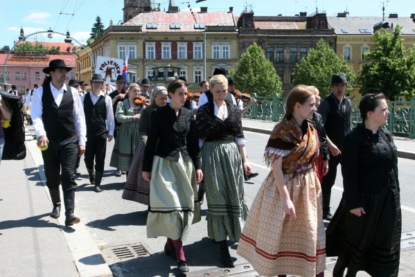 NA HRADECKÉM RYNKU