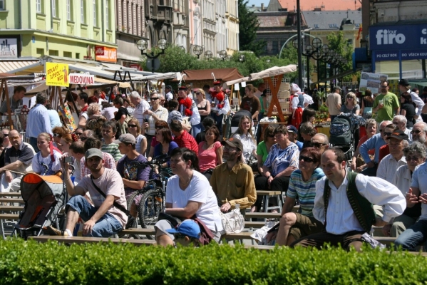 NA HRADECKÉM RYNKU