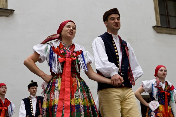 ROZMLOUVÁNÍ NA ZÁMKU ROZMLOUVÁNÍ NA ZÁMKU