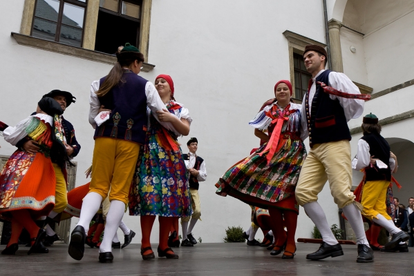 ROZMLOUVÁNÍ NA ZÁMKU ROZMLOUVÁNÍ NA ZÁMKU