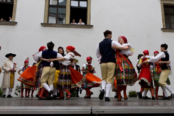 ROZMLOUVÁNÍ NA ZÁMKU ROZMLOUVÁNÍ NA ZÁMKU