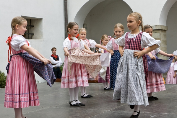 ROZMLOUVÁNÍ NA ZÁMKU ROZMLOUVÁNÍ NA ZÁMKU