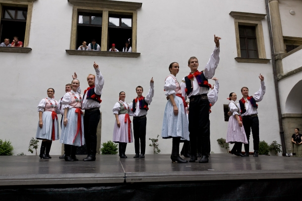 ROZMLOUVÁNÍ NA ZÁMKU ROZMLOUVÁNÍ NA ZÁMKU