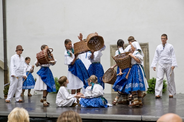 ROZMLOUVÁNÍ NA ZÁMKU ROZMLOUVÁNÍ NA ZÁMKU