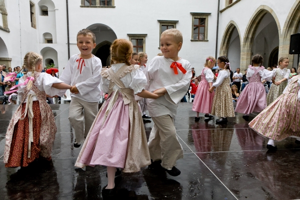 ROZMLOUVÁNÍ NA ZÁMKU ROZMLOUVÁNÍ NA ZÁMKU