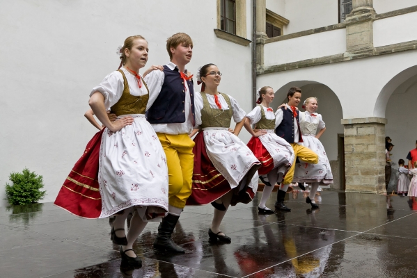 ROZMLOUVÁNÍ NA ZÁMKU ROZMLOUVÁNÍ NA ZÁMKU