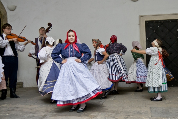 ROZMLOUVÁNÍ NA ZÁMKU ROZMLOUVÁNÍ NA ZÁMKU
