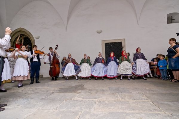 ROZMLOUVÁNÍ NA ZÁMKU ROZMLOUVÁNÍ NA ZÁMKU