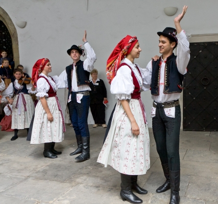 ROZMLOUVÁNÍ NA ZÁMKU ROZMLOUVÁNÍ NA ZÁMKU