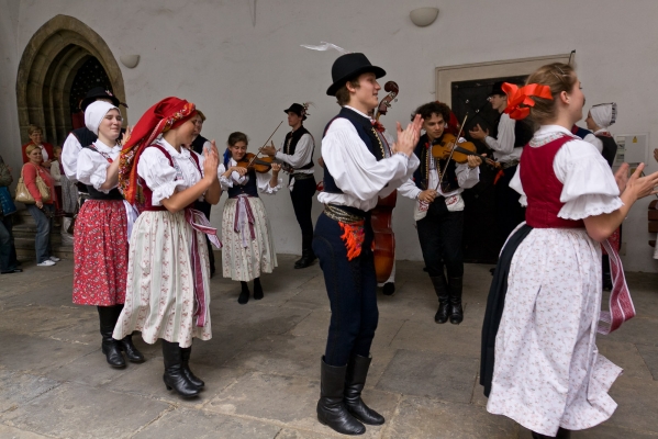ROZMLOUVÁNÍ NA ZÁMKU ROZMLOUVÁNÍ NA ZÁMKU