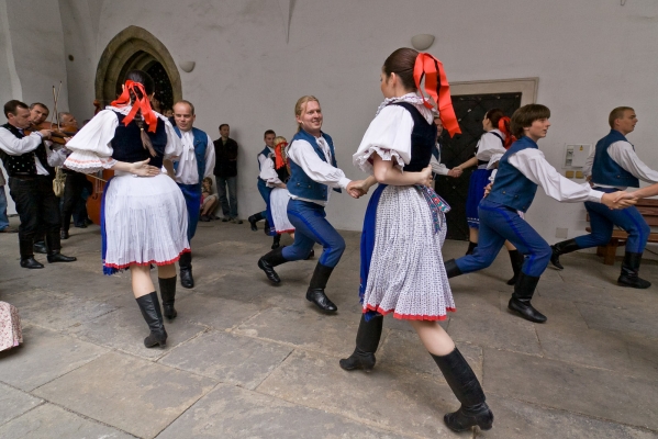 ROZMLOUVÁNÍ NA ZÁMKU ROZMLOUVÁNÍ NA ZÁMKU
