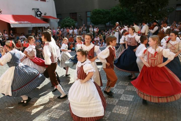 VĚNEČEK TANCŮ A PÍSNIČEK
