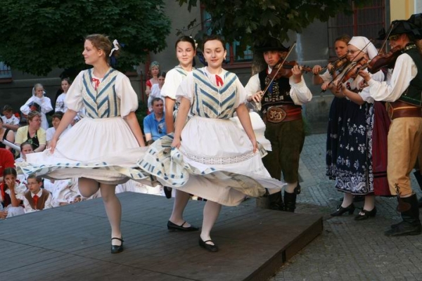 VĚNEČEK TANCŮ A PÍSNIČEK VĚNEČEK TANCŮ A PÍSNIČEK